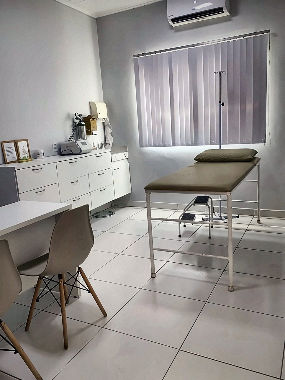 Sala de atendimento com maca e bancada